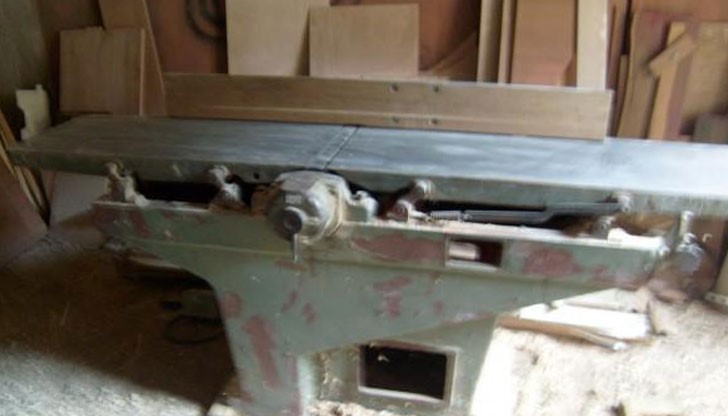 Машина, наречена абрихт, е откъснала дланта на дясната ръка на пандизчията, като му е останал само палецът Машина, наречена абрихт, е откъснала дланта на дясната ръка на пандизчията, като му е останал само палецът