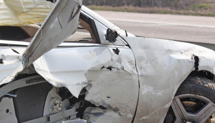 Загиналият, на 24 години, е пътувал с лек автомобил "Мерцедес", с ловешка регистрация