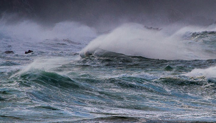 Валери Иванов от Несебър прекарал над 4 часа в бурното море днес следобед