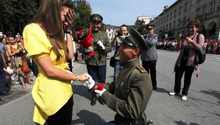 Пред очите на хиляди хора старши лейтенант Евелин Тодоров предложи брак на приятелката си