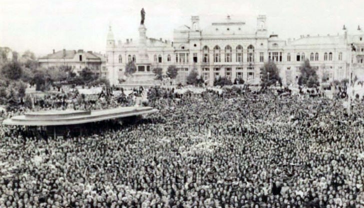 21 септември 1946 г. Снимка на американски журналист показва изкараните под строй на градския площад жители на Русе. Събитието е „победата“ на Отечествения фронт на референдума за република. Съдейки по лицата на хората, настроението не е много приповдигнато