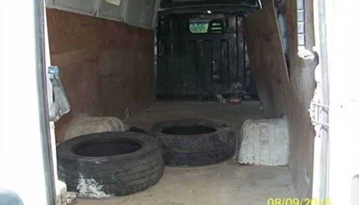 В този микробус са били натъпкани 54-ма бежанци, включително 16 деца. Снимки: Прокуратура на Република България