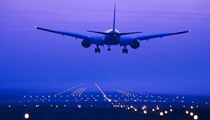 Стюардесите незабавно информирали пилотите какво се случва в салона