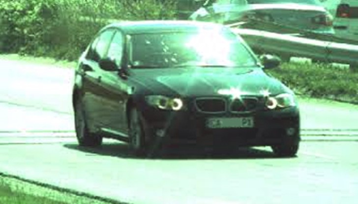 Това BMW 3er (E90) е засечено от мобилна камера на КАТ, която отчита скорост от 120 км/ч. при ограничение от 50 км/ч