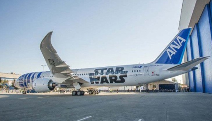 215 местният дриймлайнер, който се очаква да полети на 18 октомври, бе представен в завода на Боинг