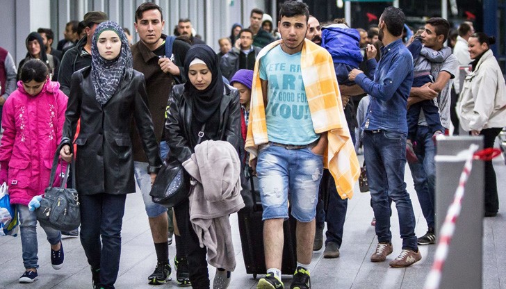 До следобеда поне 2 500 души успяха да пресекат границата с паспортите си и с документа за самоличност на чужденец в Турция