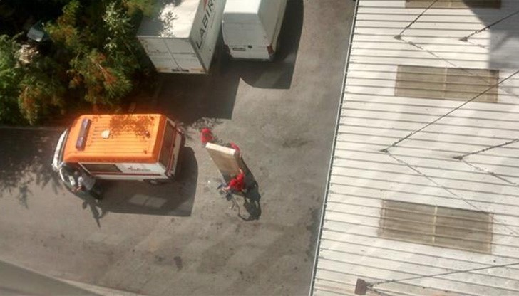 Снимките са направени пред известен мебелен магазин в столичния квартал „Люлин” 10