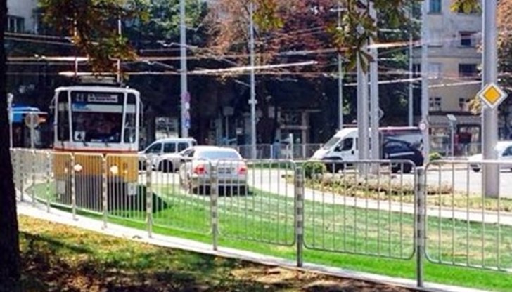 Кадърът е заснет в момент, в който срещу колата се движи трамвай