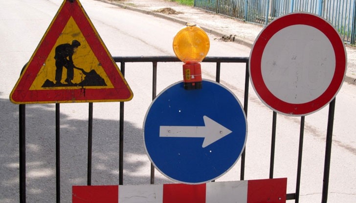 Достъпът от международния път Е85 до Ивановските скални църкви е възможен само през разклона за Две могили Достъпът от международния път Е85 до Ивановските скални църкви е възможен само през разклона за Две могили