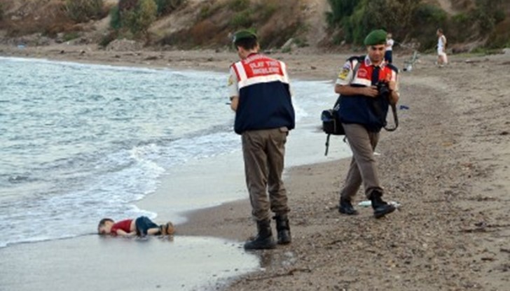 Трупът на 3-годишния Айлан на турския плаж