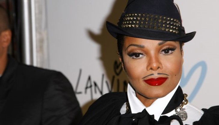 евицата излиза на сцената в по-консервативно облекло и завършва концертите си с репликата "Иншаллах"