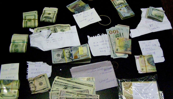 Митническите служители на ГКПП Дунав мост Русе - Гюргево разкриха снощи опит за нелегален трафик на валута.