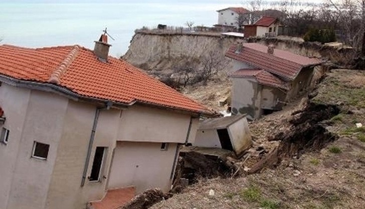 Кметове на общини масово издават разрешителни за строеж върху райони с регистрирани свлачища Кметове на общини масово издават разрешителни за строеж върху райони с регистрирани свлачища