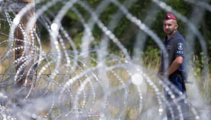 Вулин: Страшно е в 21 в. да се издигат огради с бодлива тел на тях