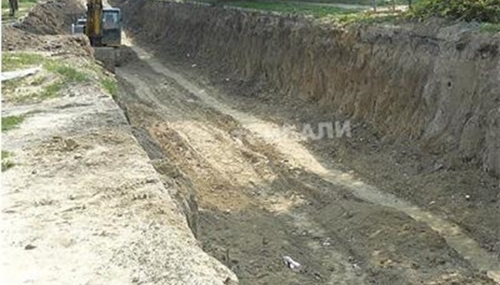 Работник по канализацията по улица „Георги Димитров“ в Козлодуй е с опасност за живота