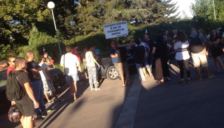 Протестиращите срещу високите цени на горивата във Варна се събраха на бензиностанция "Лукойл"