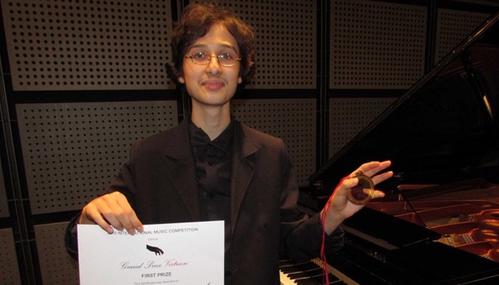 Той се пребори успешно с млади музиканти от цял свят