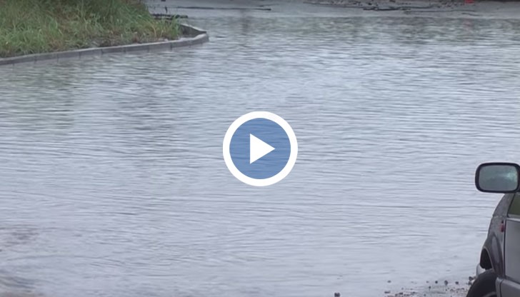 Наводнената зона предизвиква гнева на хората, които работят там