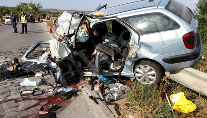 Двама ранени лежат на земята до кола / снимката е илюстративна Двама ранени лежат на земята до кола / снимката е илюстративна