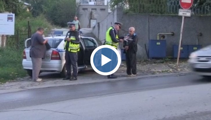 Пешеходецът е бил на банкета на улицата, тъй като на мястото тротоар има само на места