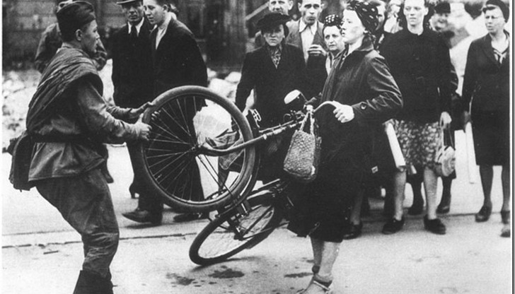 През 1944-1947 около 600 000 съветски войници и офицери пребивават на българска земя за различен период от време През 1944-1947 около 600 000 съветски войници и офицери пребивават на българска земя за различен период от време