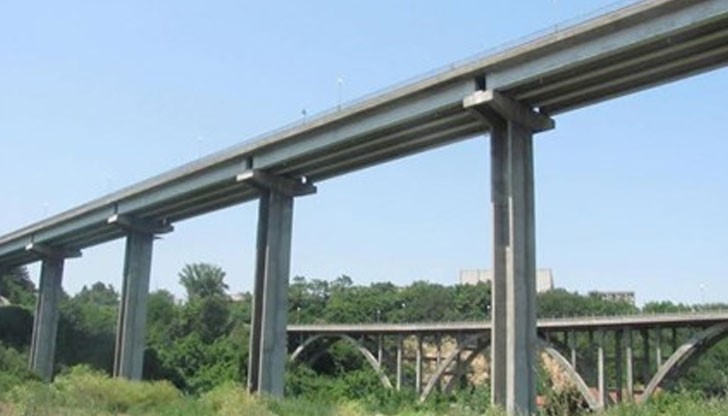 Жена скочи от Гредовия мост край Русе Жена скочи от Гредовия мост край Русе