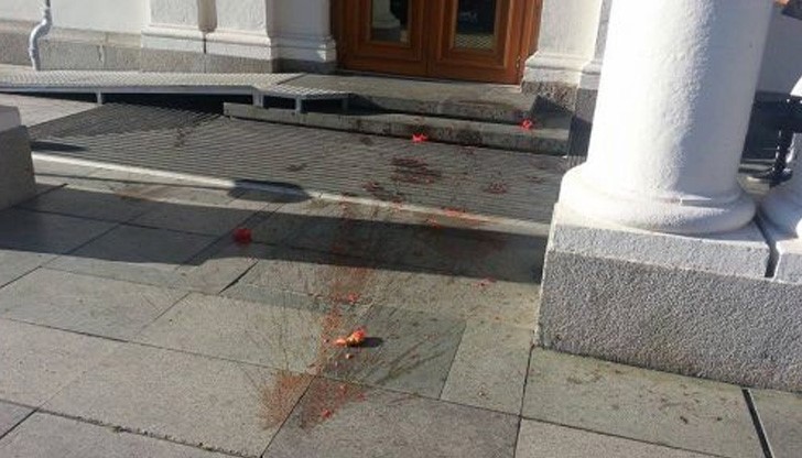 Акцията е на Николай Колев-Босия, който се закани, че ще атакува с домати институцията още в началото на почивката