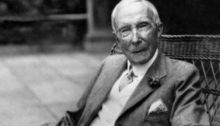 Невъобразимата сума от 2,5 милиарда долара може да се изсипе в джобовете на 32-ма нашенци от завещанието на митичния баровец Джон Д. Рокфелер Невъобразимата сума от 2,5 милиарда долара може да се изсипе в джобовете на 32-ма нашенци от завещанието на митичния баровец Джон Д. Рокфелер