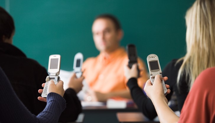 Депутатите приеха официално забраната за използване на мобилни телефони в клас Депутатите приеха официално забраната за използване на мобилни телефони в клас