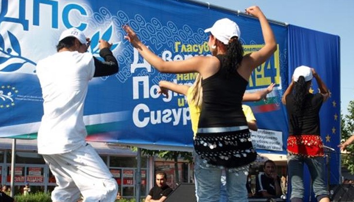 Мнозинството отхвърли идеята, защото официалния език в българското образование е българският Мнозинството отхвърли идеята, защото официалния език в българското образование е българският