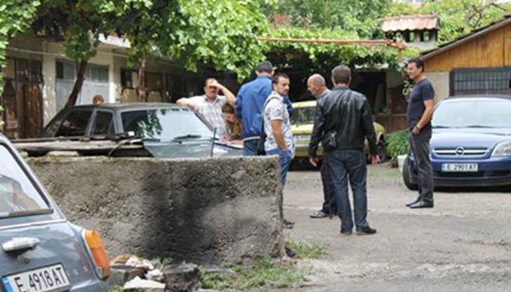 Дознатели правят оглед на мястото на убийството и самоубийството в Благоевград.