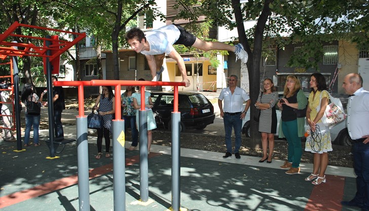 В отлична спортна форма се оказа и кметът Пламен Стоилов, който също демонстрира на уредите