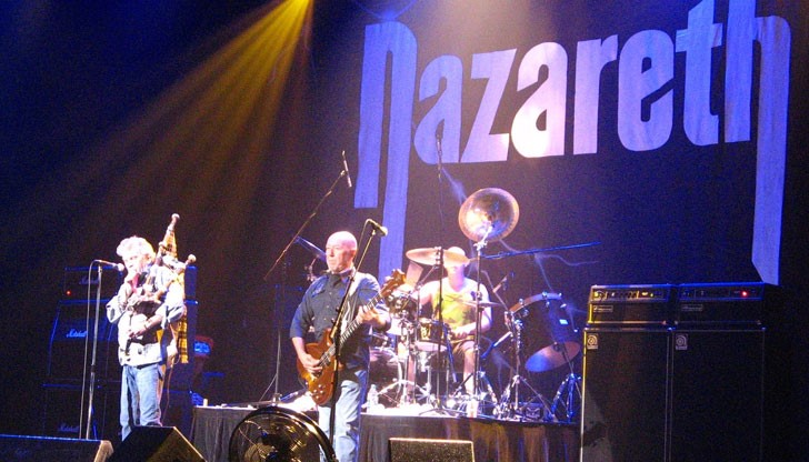 Басистът споделя пред Николов, че вече е наясно къде идва и няма търпение да се срещне с русенската публика. Басистът споделя пред Николов, че вече е наясно къде идва и няма търпение да се срещне с русенската публика.