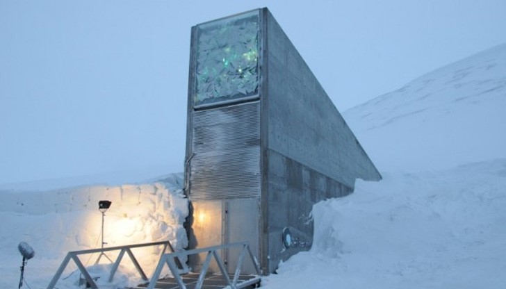 Складовете за семена се намират в дъното на 120-метров тунел, изкопан в твърдите скали на планината