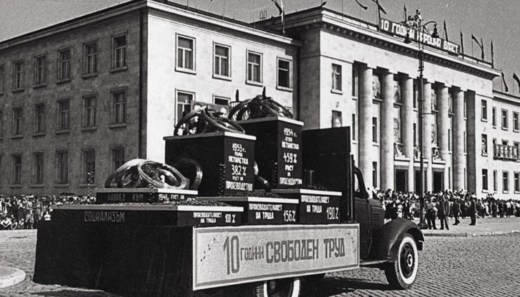 Снимка от манифестацията на 9 ІХ 1954 година в Русе