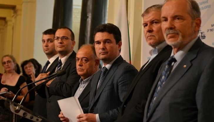 Петимата лидери на блока сложиха подписите си под документа