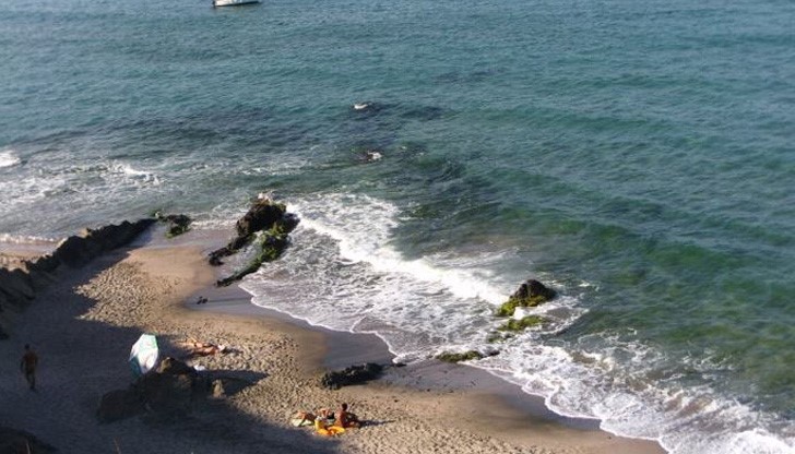 Констатирано е, че мъжът влязъл в морето за да спаси давещ се 22 годишен летовник