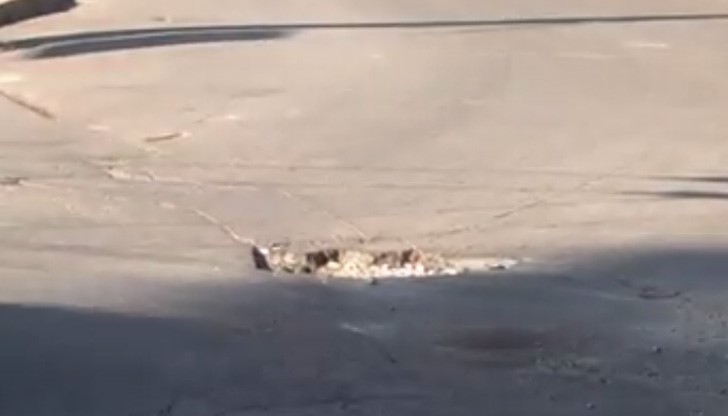 По думите на шофьорите дупката стои там поне от месец