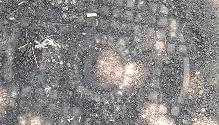 Някой от шахтите са запушени с асфалт а други са 10 см ями