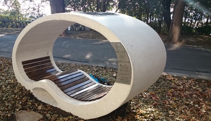 Пейката е оборудвана със слънчеви панели, които генерират енергия, достатъчна за зареждането на четири мобилни устройства едновременно Пейката е оборудвана със слънчеви панели, които генерират енергия, достатъчна за зареждането на четири мобилни устройства едновременно