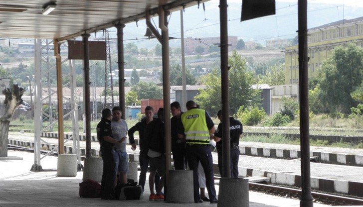 Гранична полиция проверява дали не са издирвани и как са влезли в страната Гранична полиция проверява дали не са издирвани и как са влезли в страната