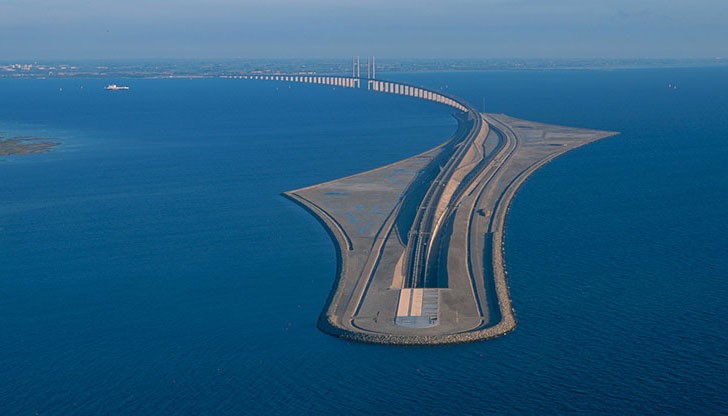 Този уникален инженерен проект свързва датската столица Копенхаген до шведския град Малмьо