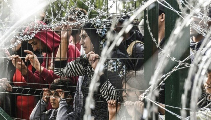 Много от тях са деца, жени, старци, страшно уморени, жадни, гладни, болни Много от тях са деца, жени, старци, страшно уморени, жадни, гладни, болни