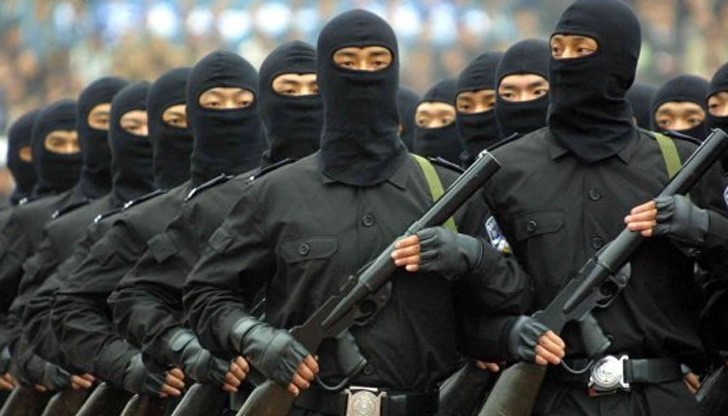 Привържениците на промените, поддържащи Вашингтон, настояват, че тези мерки са жизнено необходими за защитата на Япония