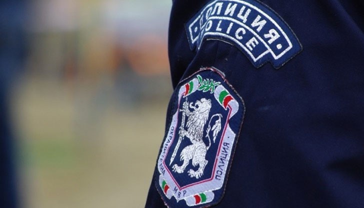 Полицейски кордон варди заради червен пожарогасител, движението е спряно Полицейски кордон варди заради червен пожарогасител, движението е спряно