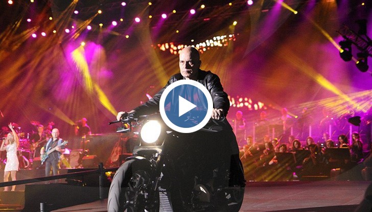 "Ще ми пратят кварталния", подметна шеговито Слави и продължи с най-големите си хитове