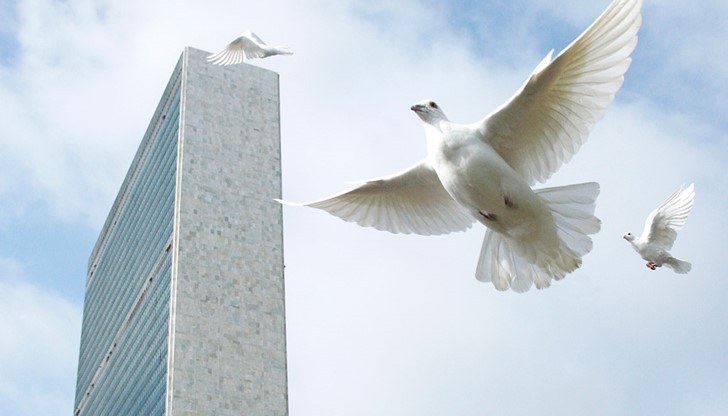 По традиция Генералният секретар на ООН Бан Ки Мун ще удари Камбаната на мира