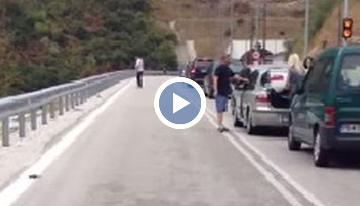 Струпването е започнало по обяд. На пункта работят и двете трасета на вход за България