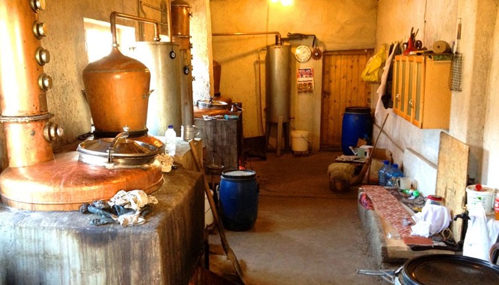 От началото на годината до септември на територията на Митница Русе са задържани общо 1 527 литра ракия От началото на годината до септември на територията на Митница Русе са задържани общо 1 527 литра ракия