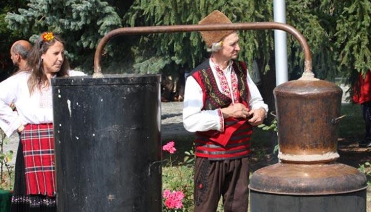 Местни майстори разказаха кое е най-сложното при производството на троянската сливова и кое е най-доброто мезе Местни майстори разказаха кое е най-сложното при производството на троянската сливова и кое е най-доброто мезе